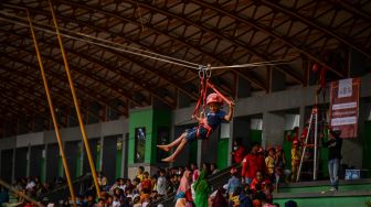 Seorang anak bermain rappeling saat kegiatan dukungan psikologi anak terdampak gempa di Taman Prawitasari, Kabupaten Cianjur, Jawa Barat, Minggu (27/11/2022). [ANTARA FOTO/Raisan Al Farisi/tom]
