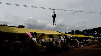 Seorang anak bermain rappeling saat kegiatan dukungan psikologi anak terdampak gempa di Taman Prawitasari, Kabupaten Cianjur, Jawa Barat, Minggu (27/11/2022). [ANTARA FOTO/Raisan Al Farisi/tom]
