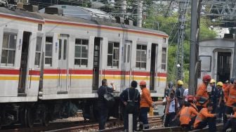 Sejumlah petugas menyelesaikan proses penarikan rangkaian KRL (Kereta Rel Listrik) yang anjlok di perlintasan menuju Stasiun Manggarai, Jakarta, Minggu (27/11/2022). [ANTARA FOTO/ Fakhri Hermansyah/aww]
