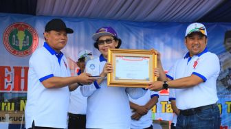 Wali Kota Tangerang Terima Anugerah Kertaraharja dari PGRI Atas Kepedulian Kepada Guru