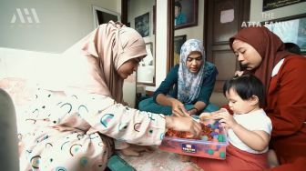 Gemas Banget!! Ini Potret Baby Ameena Sekolah Sambil Belajar Sensory Play, Padahal Belum Setahun