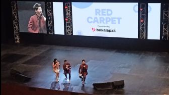 Song Joong Ki Minta Rekomendasi Kuliner Indonesia yang Wajib Dicoba, Indra Herlambang Sarankan Cilok