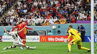 Penyerang Spanyol Alvaro Morata mencetak gol untuk timnya saat pertandingan sepak bola Grup E Piala Dunia 2022 antara Spanyol dan Jerman di Stadion Al-Bayt di Al Khor, utara Doha, Qatar, Minggu (27/11/2022). [Glyn KIRK / AFP]