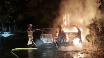 Minibus Hangus Terbakar Usai Tabrak Tiang Pembatas di JNE Tomang