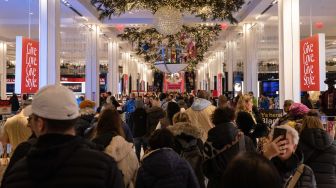 Orang-orang berbelanja di department store Macy selama Black Friday di New York City, Amerika Serikat, Jumat (25/11/2022). [Yuki IWAMURA / AFP]