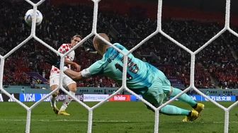 Gelandang Kroasia Lovro Majer mencetak gol saat pertandingan sepak bola Grup F Piala Dunia 2022 antara Kroasia dan Kanada di Stadion Internasional Khalifa di Doha, Qatar, Minggu (27/11/2022). [OZAN KOSE / AFP]