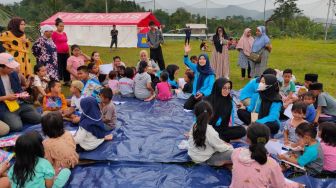 Anak-Anak Korban Gempa Cianjur Gembira Bersama Relawan PLN di Posko Pengungsian