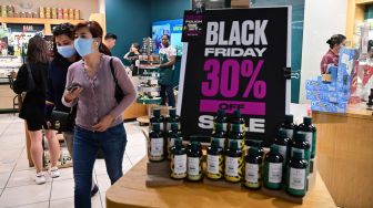 Orang-orang berbelanja selama Black Friday di Santa Anita di kota Arcadia, California, Amerika Serikat, Jumat (25/11/2022). [Frederic J. BROWN / AFP]