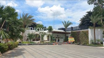 Menjajal Restoran Hidden Gems Ala Santorini DION Jakarta, Nikmati Sunset dan Chill di Pinggir Danau