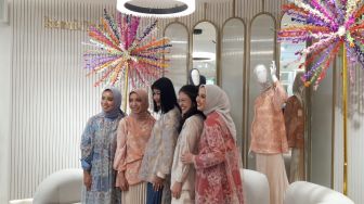 Harmonisasi Motif Batik Jakarta Dalam Koleksi Terbaru Kami. First, Hadir dengan Warna Cerah dan Modern
