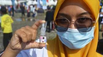 Petugas kesehatan bersiap melakukan vaksinasi massal kepada anak di Kota Pidie, Kabupaten Pidie, Aceh, Senin (28/11/2022). [ANTARA FOTO/Ampelsa/hp]
