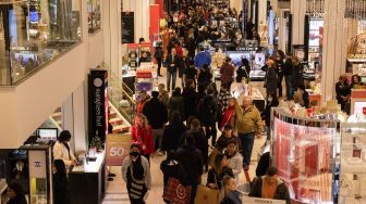 Orang-orang berbelanja di department store Macy selama Black Friday di New York City, Amerika Serikat, Jumat (25/11/2022). [Yuki IWAMURA / AFP]
