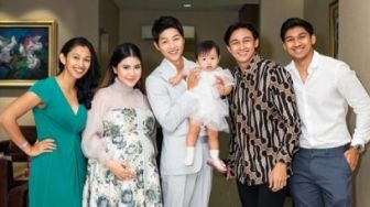 Momen Song Joong Ki Gendong Bible Curi Perhatian, Anak Felicya Angelista Dibilang Grogi: Sepatunya Sampai Copot