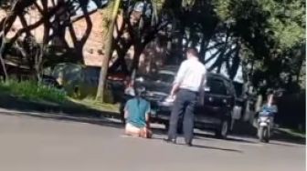 Heboh Pria Gondrong Salat di Tengah Jalan Raya, Netizen Meledek: Alumni yang Tiap Tahun Reunian Salat di Jalan