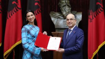 Penyanyi Dua Lipa Terima Hadiah Kewarganegaraan Albania, Ini Sebabnya