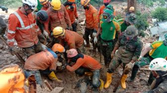Bikin Bergidik! Ayah-Anak Korban Gempa Cianjur Tewas Berpelukan, Jasadnya Terkubur dalam Lumpur