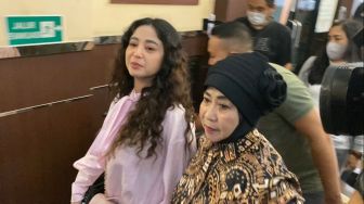 Dewi Perssik mengajak sang ibu, Sri Muna saat menemui haters perempuan di Polres Metro Jakarta Selatan, Selasa (29/11/2022). [Adiyoga Priyambodo/Suara.com]