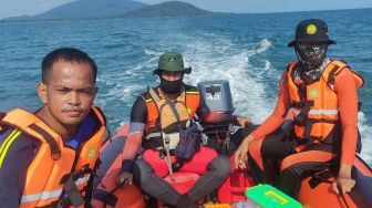 Tim SAR gabungan melakukan operasi pencarian dan evakuasi helikopter milik Polri NBO-105 yang jatuh di perairan Manggar, Belitung Timur, Kepulauan Bangka Belitung, Selasa (29/11/2022). [Foto Dok. Kantor SAR Pangkal Pinang].