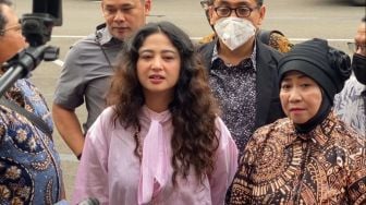 Dewi Perssik mengajak sang ibu, Sri Muna saat menemui haters perempuan di Polres Metro Jakarta Selatan, Selasa (29/11/2022). [Adiyoga Priyambodo/Suara.com]