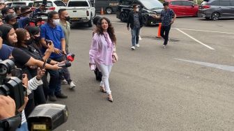 Dewi Perssik mengajak sang ibu, Sri Muna saat menemui haters perempuan di Polres Metro Jakarta Selatan, Selasa (29/11/2022). [Adiyoga Priyambodo/Suara.com]