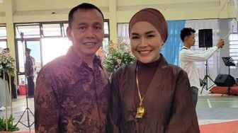 Umi Kalsum Ibu Ayu Ting Ting Joget Pakai Banyak Perhiasan Emas Mentereng, Langsung Dibandingkan dengan Mama Rieta