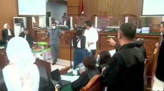 Perempuan Nekat Terobos Ruang Sidang Karena Ngefans Ferdy Sambo, Kenapa Sih Orang Mengidolakan Tersangka Pembunuhan?