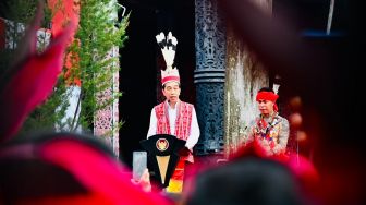 Presiden Joko Widodo (kanan) saat menghadiri acara temu akbar Pasukan Merah TBBR di Rumah Radakng, Pontianak, Kalimantan Barat, Selasa (29/11/2022). [Foto: Laily Rachev - Biro Pers Sekretariat Presiden]