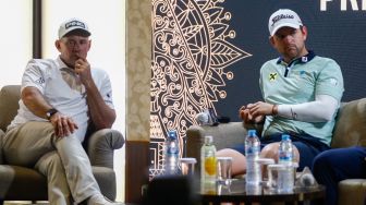 (dari kiri ke kanan) Pegolf Inggris Lee Westwood dan Pegolf Austria Bernd Wiesberger saat konferensi pers jelang turnamen BNI Indonesian Masters 2022 di Royale Jakarta Golf Club, Jakarta Timur, Selasa (29/11/2022). [Suara.com/Alfian Winanto]