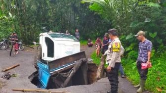 Sopir Tak Sadar Truk Masuk ke Dalam Lubang Besar Akibat Jalan Jebol