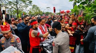 Presiden Joko Widodo (kanan) berswafoto dengan seorang prajurit Pasukan Merah Tariu Borneo Bangkule Rajakng (TBBR) saat menghadiri acara temu akbar Pasukan Merah TBBR di Rumah Radakng, Pontianak, Kalimantan Barat, Selasa (29/11/2022). [Foto: Laily Rachev - Biro Pers Sekretariat Presiden]