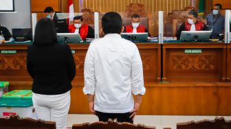 Terdakwa Ferdy Sambo (kanan) dan istrinya yang juga terdakwa Putri Candrawathi (kiri) saat menjalani sidang lanjutan kasus pembunuhan Brigadir Yosua Hutabarat di Pengadilan Negeri Jakarta Selatan, Selasa (29/11/2022). [Suara.com/Alfian Winanto]
