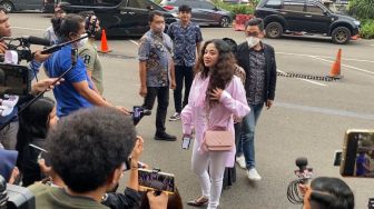 Dewi Perssik mengajak sang ibu, Sri Muna saat menemui haters perempuan di Polres Metro Jakarta Selatan, Selasa (29/11/2022). [Adiyoga Priyambodo/Suara.com]