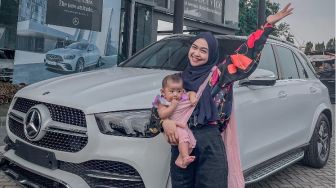 Benar-benar Sultan! Anaknya Nangis Tiap Naik Mobil, Ria Ricis Bela-Belain Beli Mercedes-Benz Seri Terbaru