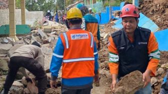Petugas PLN Ini Tetap Layani Masyarakat Meski Rumahnya pun Hancur Akibat Gempa Cianjur