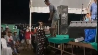 Viral Emak-emak Ngamuk Lihat Suami Asik Nyanyi Bareng Biduan, Sampai Pukul Pakai Mikrofon