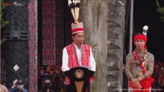 Titip Stabilitas Politik Jelang Pemilu 2024 ke Ratusan Suku Dayak, Jokowi: Jangan Sampai Ada Gesekan