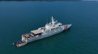 KN Belut Laut-406 milik Bakamla RI melakukan operasi pencarian dan evakuasi helikopter milik Polri NBO-105 yang jatuh di perairan Manggar, Belitung Timur, Kepulauan Bangka Belitung, Selasa (29/11/2022). [Foto Dok. Kantor SAR Pangkal Pinang].