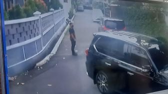 Jaksa Putar Rekaman CCTV Saat Senapan Ferdy Sambo Jatuh