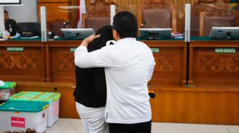 Terdakwa Ferdy Sambo (kanan) berpelukan dengan istrinya yang juga terdakwa Putri Candrawathi (kiri) saat menjalani sidang lanjutan kasus pembunuhan Brigadir Yosua Hutabarat di Pengadilan Negeri Jakarta Selatan, Selasa (29/11/2022). [Suara.com/Alfian Winanto]
