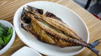 Makan di Restoran Mewah Bayar Rp2,5 Juta per Orang, Menunya Tulang Ikan hingga Kepala Udang