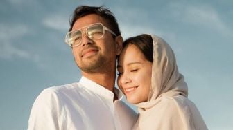 Cantik Menggunakan Kerudung, Intip 8 Potret Nagita Slavina di Gurun Pasir Bareng Suami dan Buah Hati