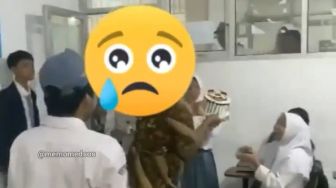 Viral Momen Murid Beri Kue Ultah ke Guru, Responnya Justru Bikin Kesal Warganet