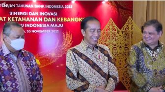 Jokowi Nyengir Saat Disinggung Permintaan PDIP Tinggalkan Relawan