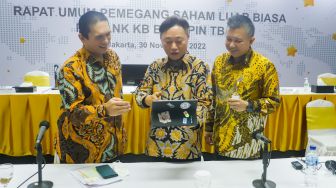 Komisaris Utama Jerry Marmen (kiri), Direktur Utama Woo Yeul Lee (tengah) dan Wakil Direktur Utama Robby Mondong (kanan) saat RUPS Luar Biasa PT Bank Bukopin TBK di Jakarta, Rabu (30/11/2022). [Suara.com/Alfian Winanto]