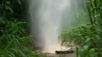 Viral Fenomena Air Menyembur dari Dalam Tanah di Semanu, Tugiyono: Saya Kira Pipa PDAM Bocor