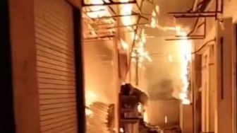 12 Mobil Damkar Padamkan Api di Pasar Mengwi, 40 Kios Terbakar