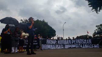 Aktivis Jaringan Solidaritas Korban untuk Keadilan (JSKK) saat menggelar aksi Kamisan ke-755 dii depan Istana Merdeka, Jakarta Pusat, Kamis (1/12/2022). [Suara.com/Alfian Winanto]