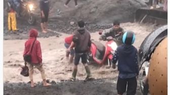 Viral Perjuangan Para Pengendara Motor Lewati Jalur Curah Kobokan