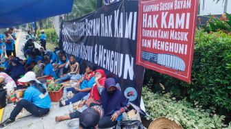 Tuntut Janji Pemprov DKI, Warga Rusun Kampung Bayam Tinggal di Tenda Depan Gerbang Rusun