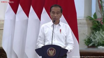 Bercanda Saat Serahkan 1,5 Juta Sertifikat Tanah, Jokowi: yang Tak Senang Tunjuk Jari, Saya Kasih Sepeda